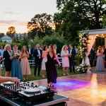 DJ für Hochzeiten in Berlin bei festlicher Trauung mit strahlenden Gästen und romantischem Ambiente.